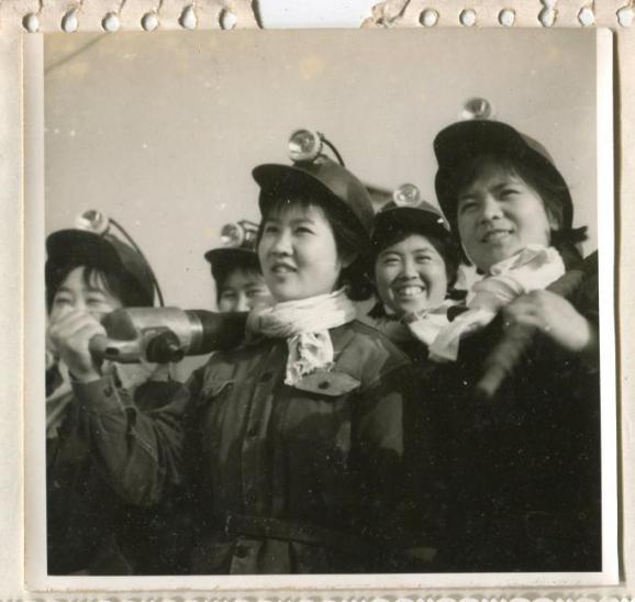 1977年,杨玉华(右一)、徐培霞(右二)、刘玉琴(右三)合影.jpg