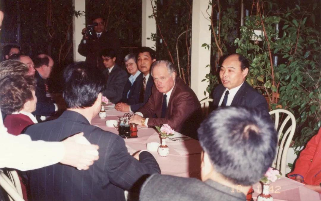 王瑞(右一)在与国内外技术专家座谈.jpg