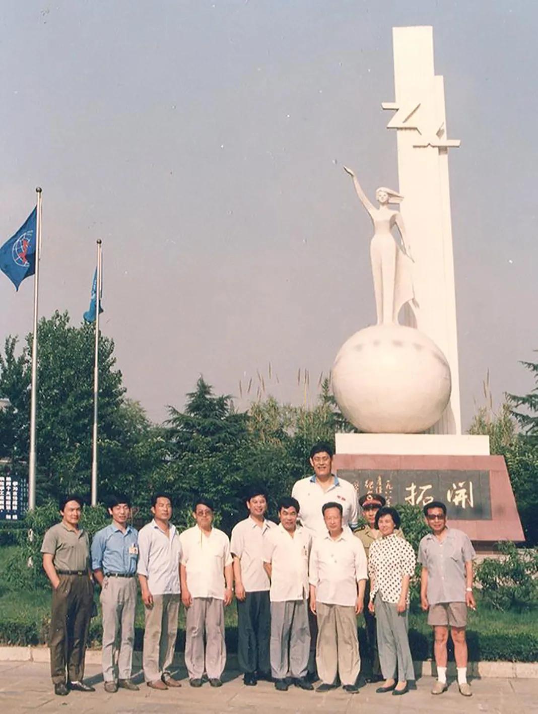 “篮球巨人”穆铁柱来枣庄橡胶厂.jpg