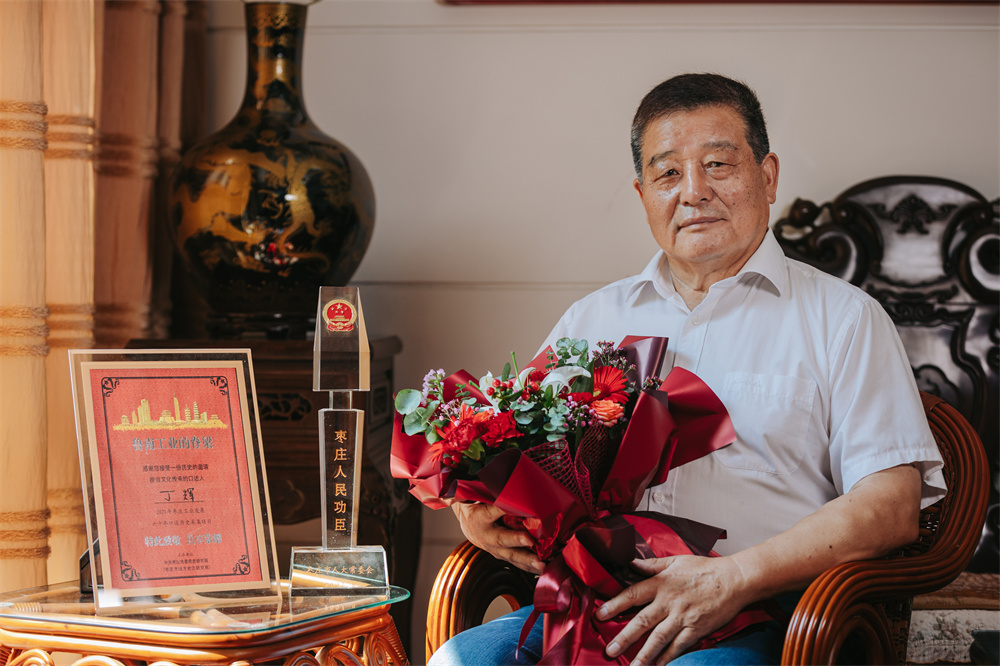 丁辉1.jpg