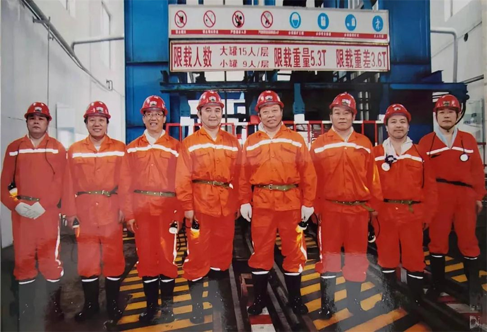 2010年前后,吴承鉴(左五)与枣庄市煤监局、煤炭局同志一起深入井下检查煤矿安全生产.jpg