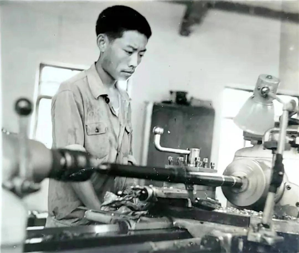 1974年,吴承鉴在车间干车工时的留影.jpg