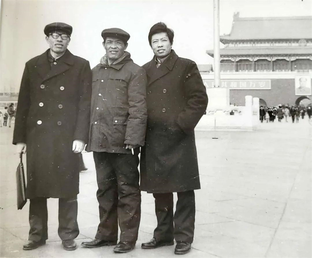 1985年,在北京争取王晁煤矿立项时,吴承鉴(右一)与枣庄市煤炭局副局长陈琛(右二)、台儿庄区煤炭局副局长韩乐邦(右三)同志合影.jpg