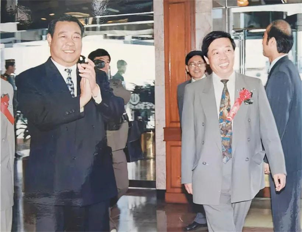 1994年,时任山东省省长李春亭(左一)参加华众纸业引进外资签约仪式,吴承鉴(右一,着浅西服者)陪同.jpg