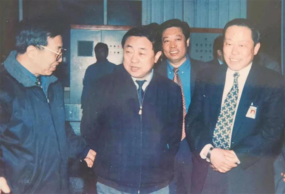2000年3月,时任山东省常务副省长韩寓群(中)视察青啤集团薛城公司,青啤集团董事长李桂荣(左一)、薛城公司总经理王连法(右一)陪同。右二为吴承鉴.jpg