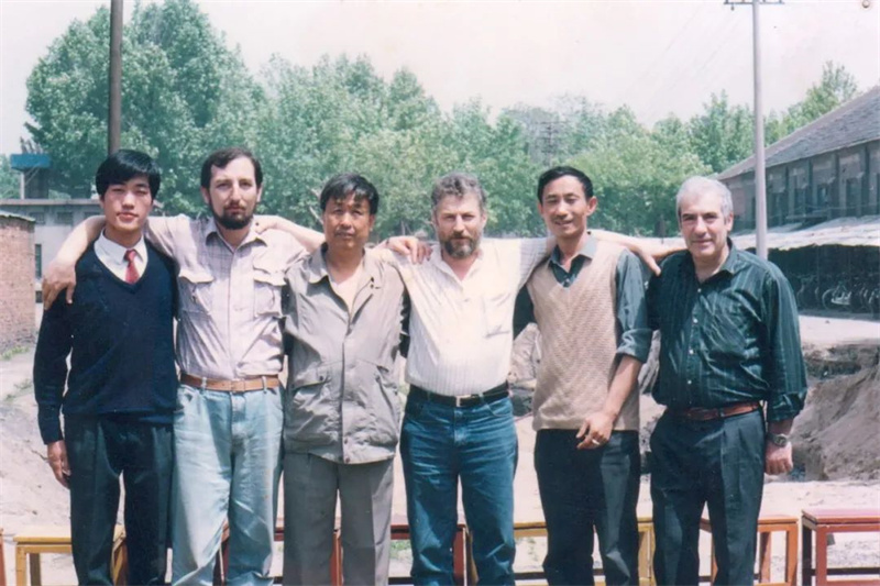 1990年赵峰(左一)和外国友人在厂房.jpg