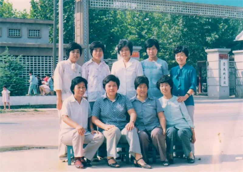 赵峰母亲(前排右二).jpg